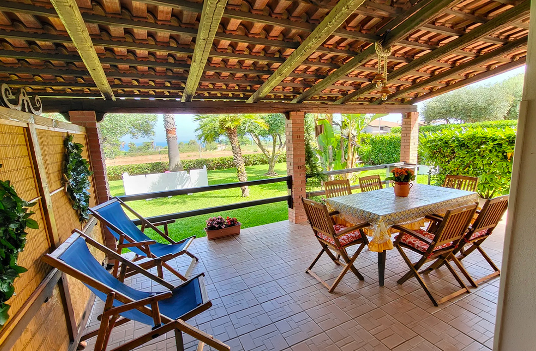 Veranda esterna dell'appartamento Graziella di Villa Ilaria