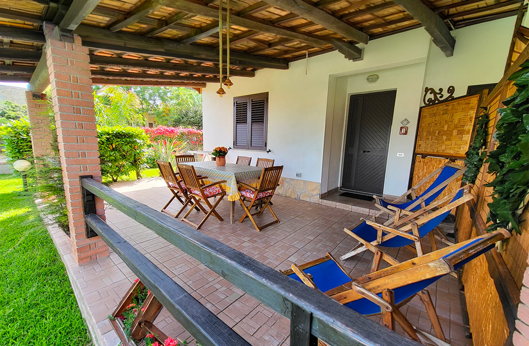 Veranda esterna dell'appartamento Ilaria di Villa Ilaria
