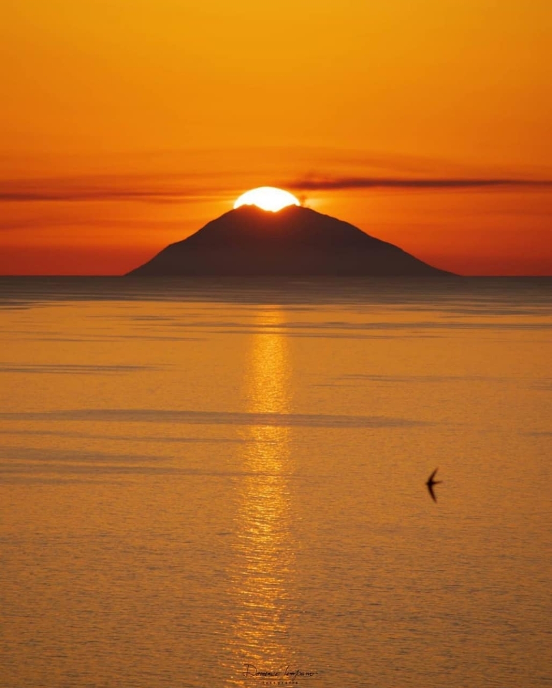 Tramonto sullo Stromboli visto dalla costa