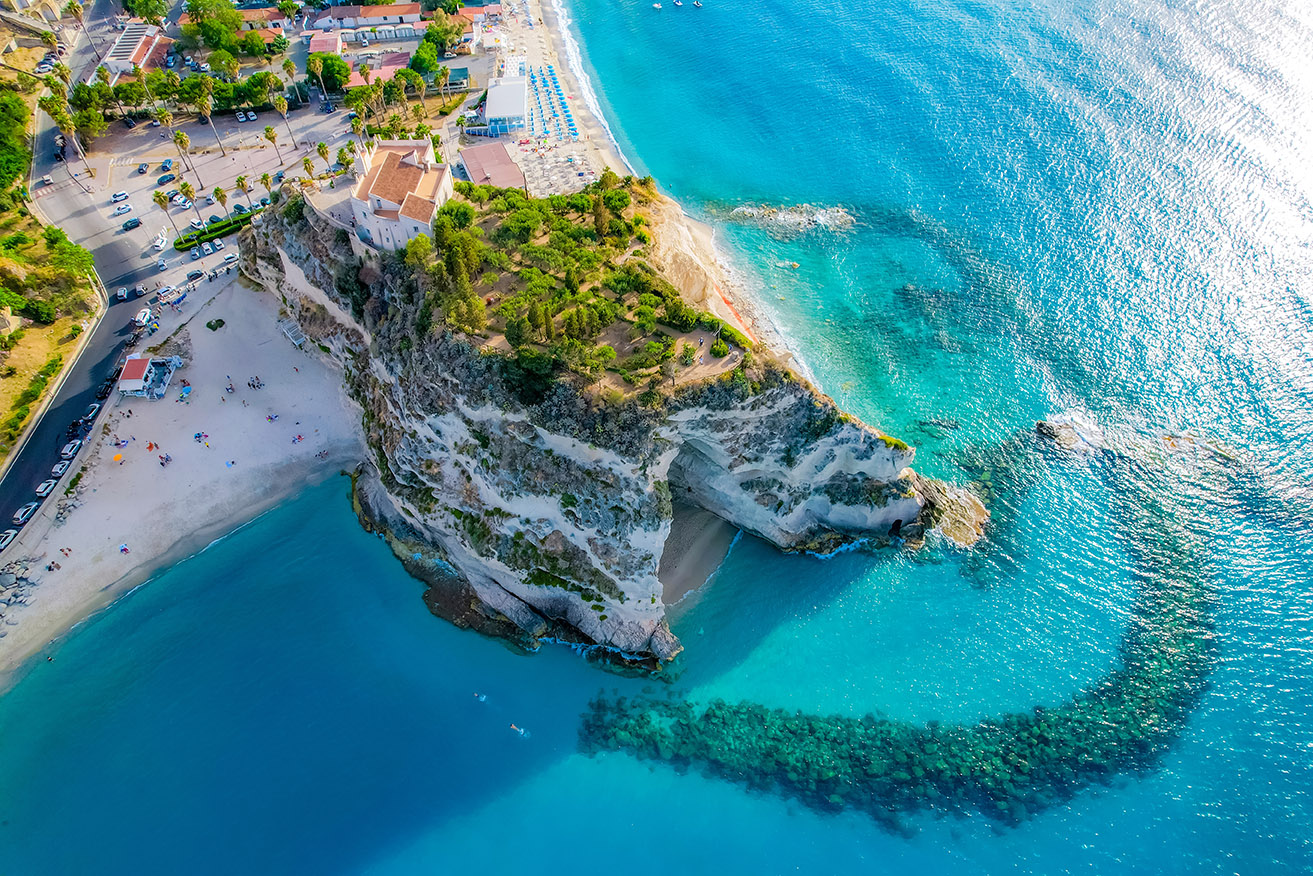Vista laterale del Santuario di Tropea