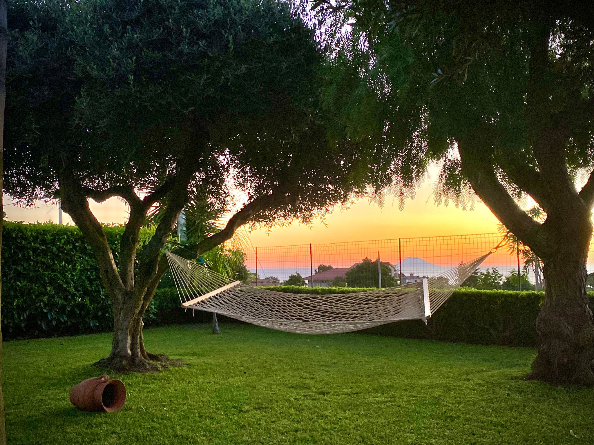 Amaca nel giardino di Villa Ilaria al tramonto