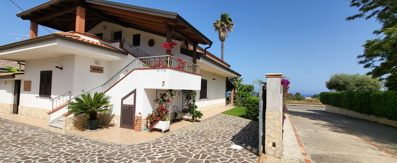 Vista esterna della villa e del giardino
