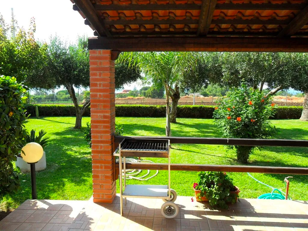 Portico di Villa Ilaria con barbecue e giardino