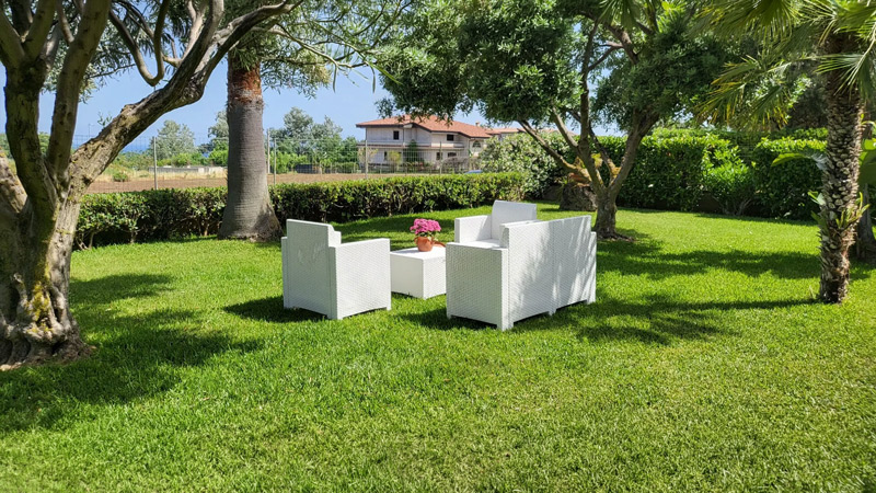 Salottino esterno immerso nel verde del giardino