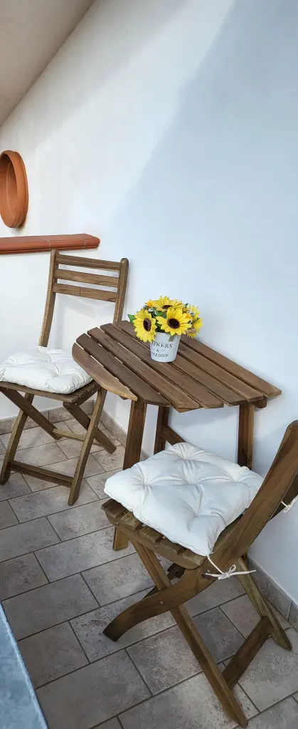Dettaglio veranda con tavolino e fiori